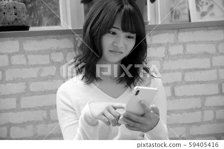 在家操作智能手機的婦女的圖像 59405416