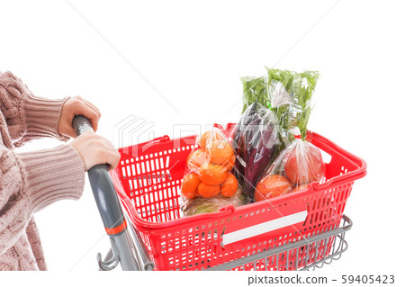 買雜貨的年輕女子 59405423