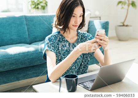 女智能手機家庭生活 女智能手機家庭生活 59406033
