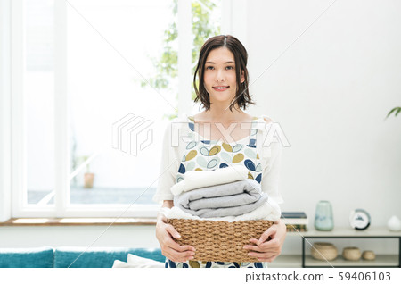 家庭主婦做家務洗衣生活 照片素材 圖片 圖庫