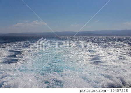 Splashes of clear turquoise sea water on sardinian seashore 59407228