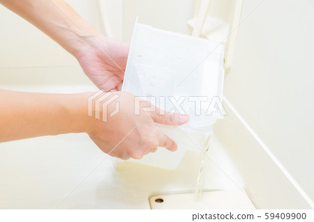 Pour water accumulated in the dehumidifier Wash the tank Pour water accumulated in the dehumidifier Wash the tank 59409900