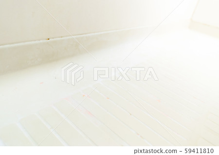 清潔前骯髒的浴室（地板上有紅色黴菌，粉紅色粘泥，水垢，包裝上有黑色黴菌） 59411810