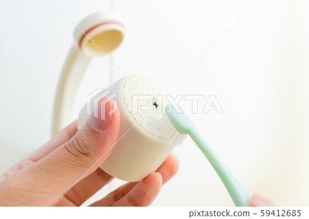 清潔淋浴頭用牙刷擦 59412685