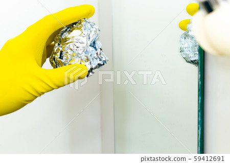 Bath cleaning Aluminum foil How to remove mirror stains 59412691