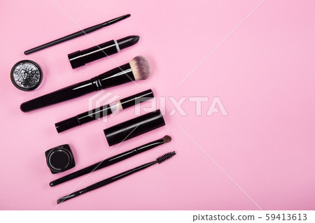 Set of brushes and cosmetic products 59413613