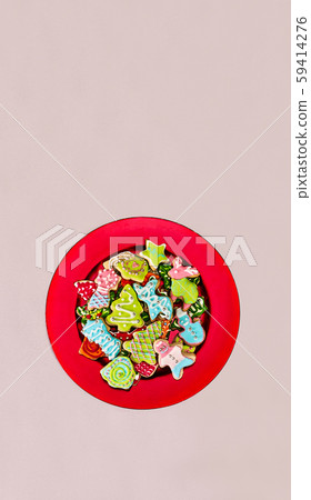 Christmas gingerbread cookies on red Xmas plate 59414276