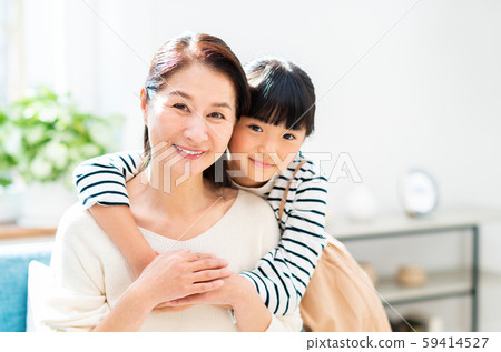 高級婦女和孫子 59414527