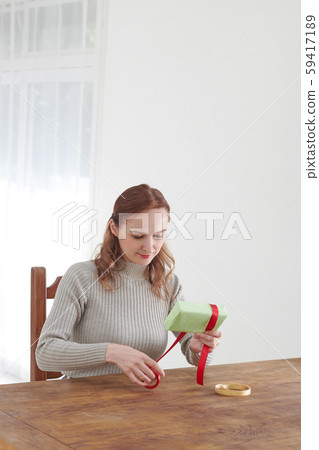 Foreign woman, ribbon, gift 59417189