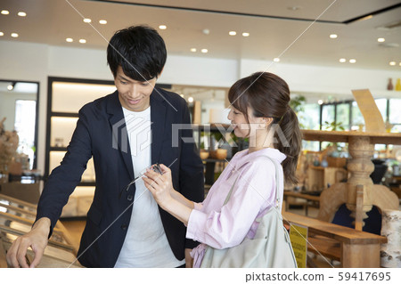 Couple, couple, optician, clerk, customer service 59417695