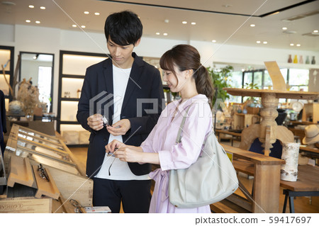 Couple, couple, optician, clerk, customer service 59417697