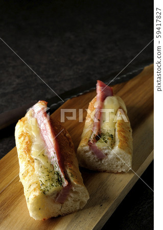 火腿和蛋黃醬配菜麵包 59417827