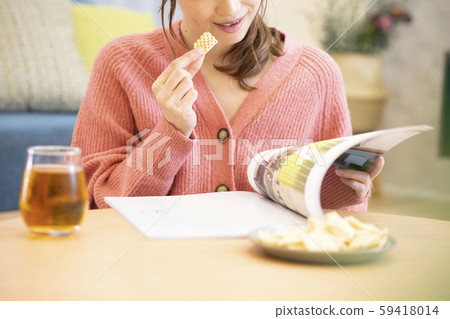 Ladies canned beer supper home drinking magazine 59418014