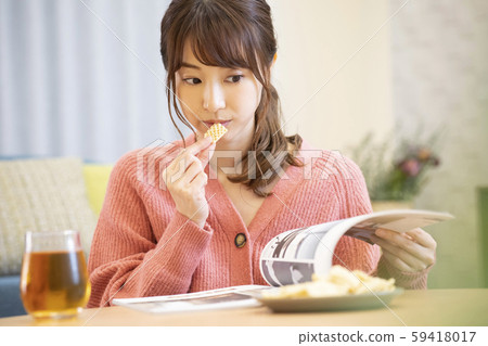 Ladies canned beer supper home drinking magazine 59418017