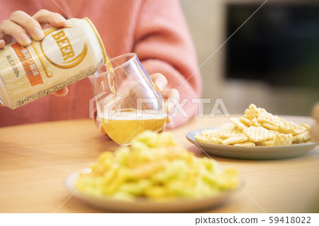 女性罐裝啤酒晚餐在家喝 女性罐裝啤酒晚餐在家喝 59418022