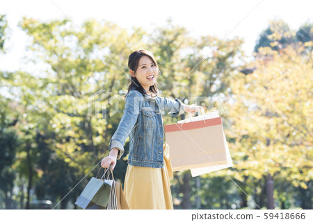 Young woman shopping bargain 59418666