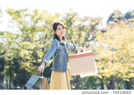 Young woman shopping bargain Young woman shopping bargain 59418668