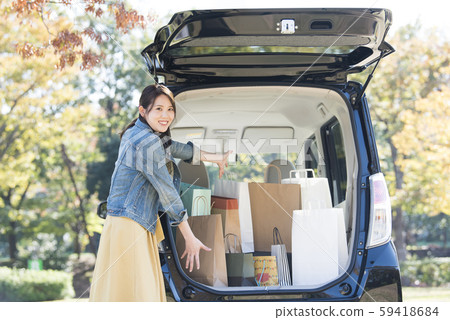 Young woman shopping bargain 59418684