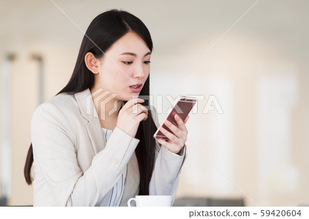 咖啡館接女性商業女性 59420604