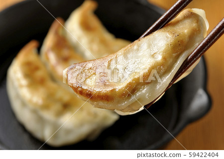Eat dumplings 59422404