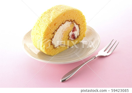 Strawberry roll cake 59423085