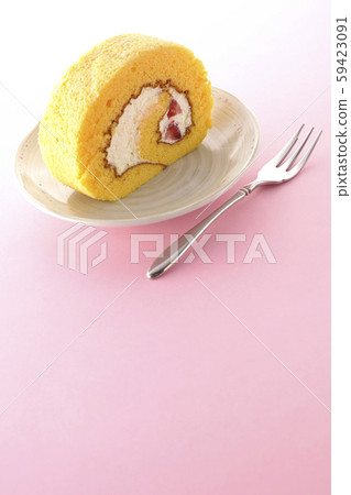 Strawberry roll cake 59423091