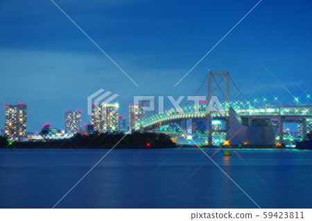 彩虹橋在晚上從台場海濱公園 彩虹橋在晚上從台場海濱公園 59423811