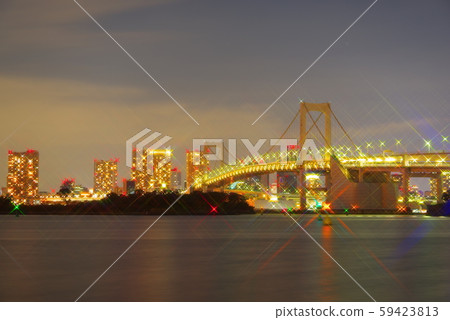 彩虹橋在晚上從台場海濱公園 彩虹橋在晚上從台場海濱公園 59423813
