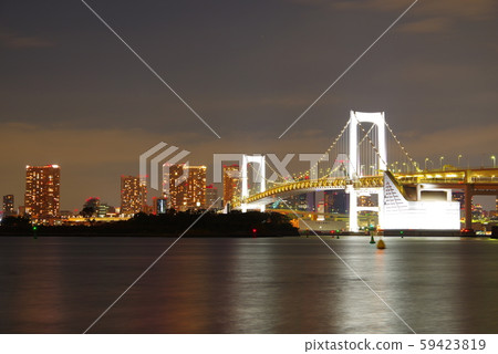 彩虹橋在晚上從台場海濱公園 59423819