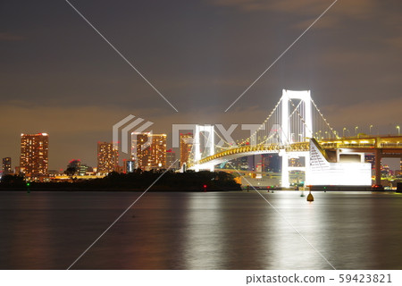 彩虹橋在晚上從台場海濱公園 59423821