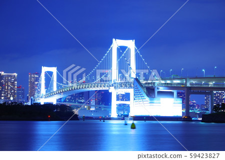 彩虹橋在晚上從台場海濱公園 彩虹橋在晚上從台場海濱公園 59423827
