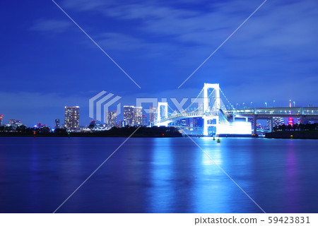 彩虹橋在晚上從台場海濱公園 59423831