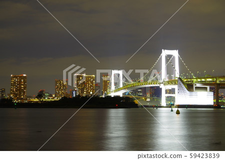彩虹橋在晚上從台場海濱公園 彩虹橋在晚上從台場海濱公園 59423839