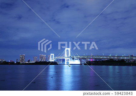 彩虹橋在晚上從台場海濱公園 彩虹橋在晚上從台場海濱公園 59423843