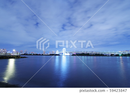 彩虹橋在晚上從台場海濱公園 59423847