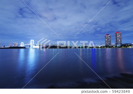 彩虹橋在晚上從台場海濱公園 彩虹橋在晚上從台場海濱公園 59423849