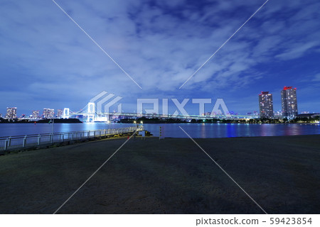 彩虹橋在晚上從台場海濱公園 彩虹橋在晚上從台場海濱公園 59423854
