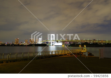 彩虹橋在晚上從台場海濱公園 彩虹橋在晚上從台場海濱公園 59423856