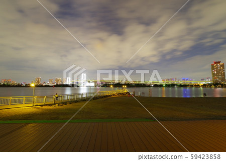 彩虹橋在晚上從台場海濱公園 彩虹橋在晚上從台場海濱公園 59423858