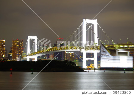 彩虹橋在晚上從台場海濱公園 59423860
