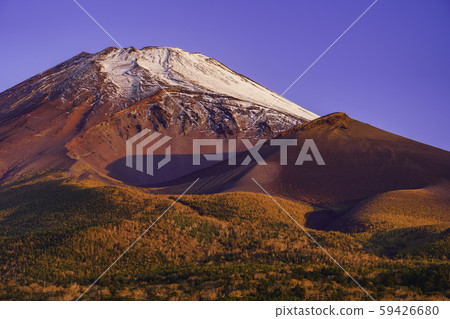 (Shizuoka) Mt. Fuji and Hoei crater dyed in red in the morning of the first snowfall (Shizuoka) Mt. Fuji and Hoei crater dyed in red in the morning of the first snowfall 59426680