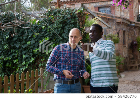 Farmers talking about current issues 59426776