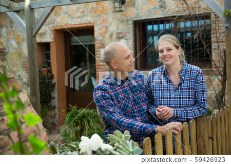 Outdoors portrait of spouses 59426923