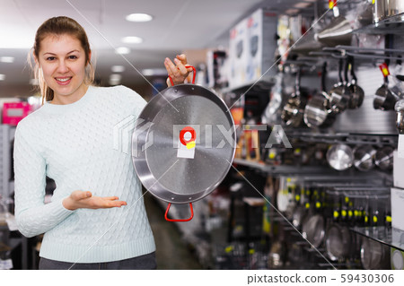 girl shows stewpot 59430306