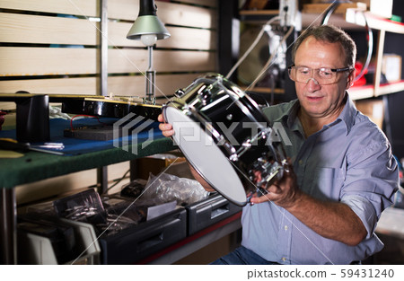 Master repairing music instruments 59431240