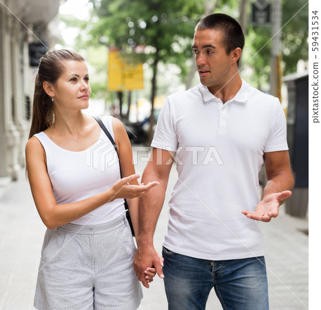 City portrait of happy couple 59431534