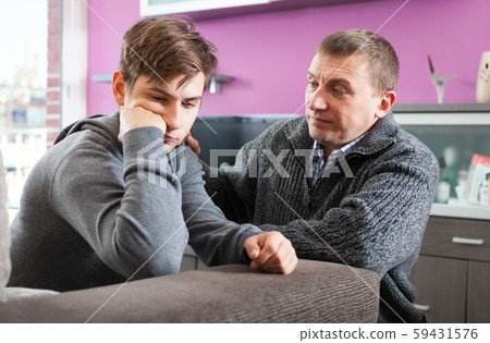 Father apologizes to teenager son after quarrel 59431576