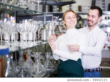 Couple choosing glasses in store 59432115