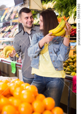 Couple choosing fruit 59435360