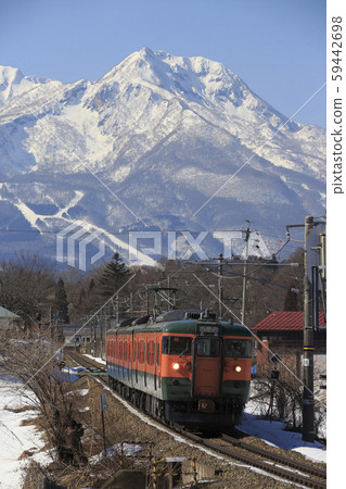 Winter Shinano Line 115 series Shonan color and Myokoyama 59442698
